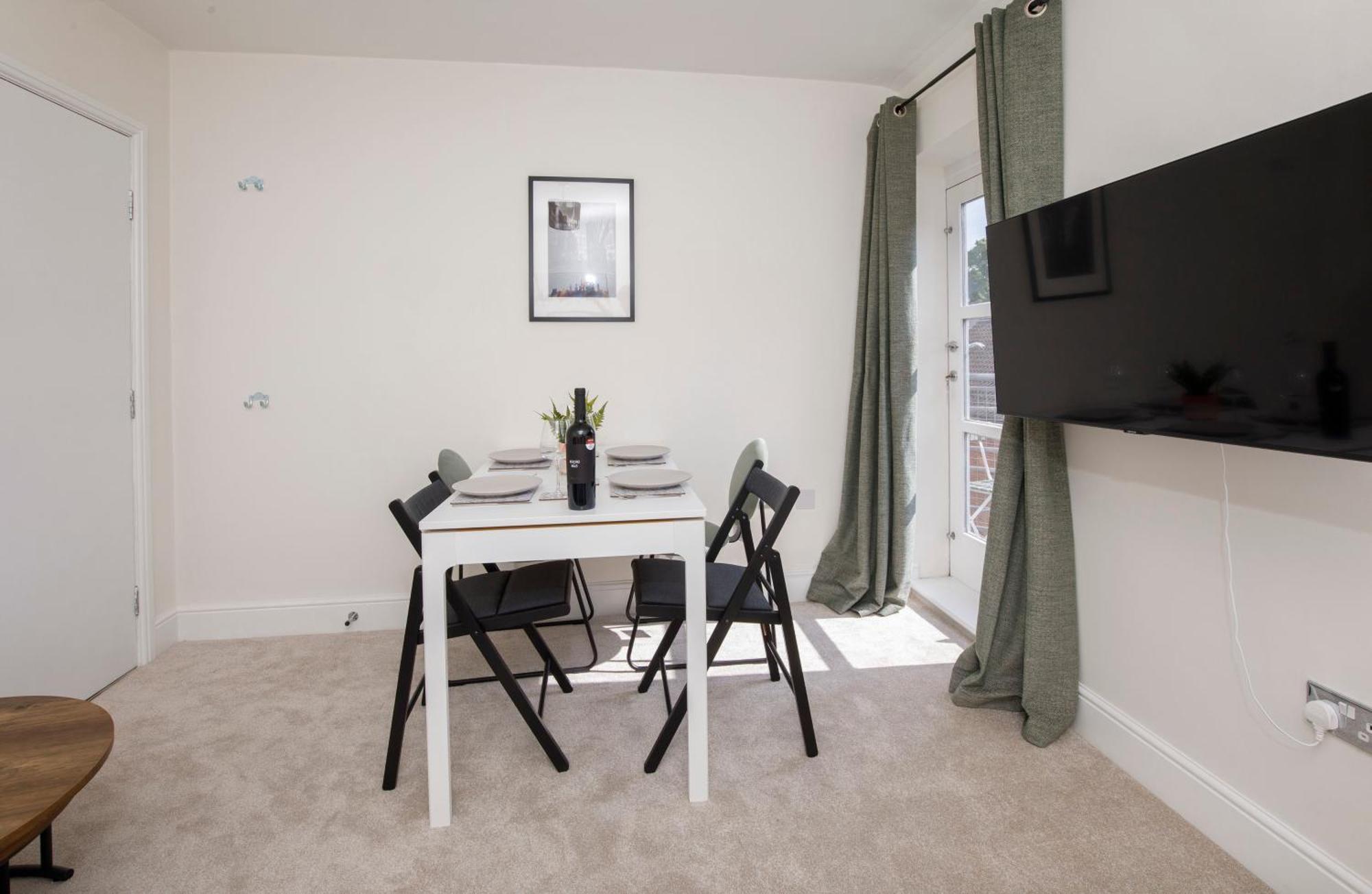 Riverside Retreat - Centre Apartment
